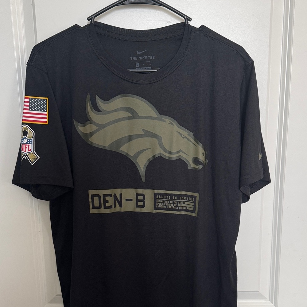 Nike Men's Black and Olive Graphic Tee